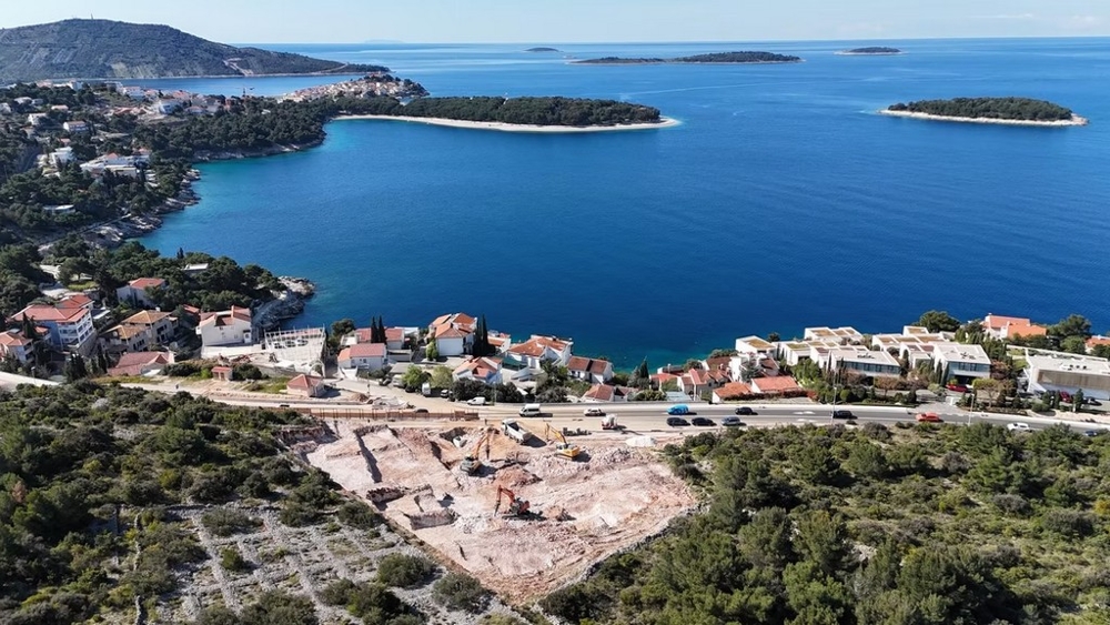 Vue mer sur la baie et les îles au large