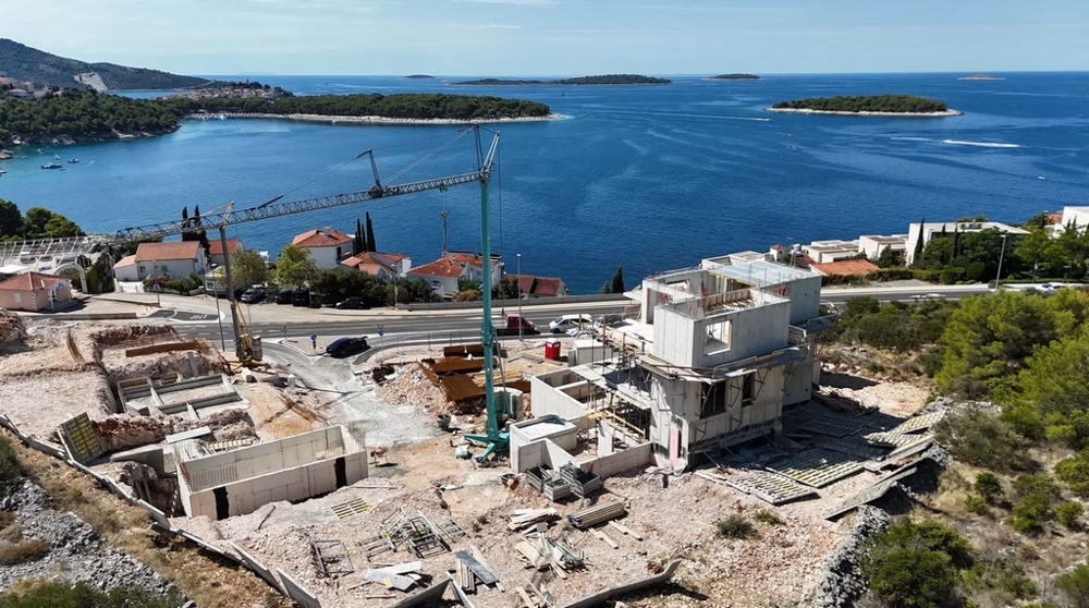 Chantier d'une villa moderne avec vue mer