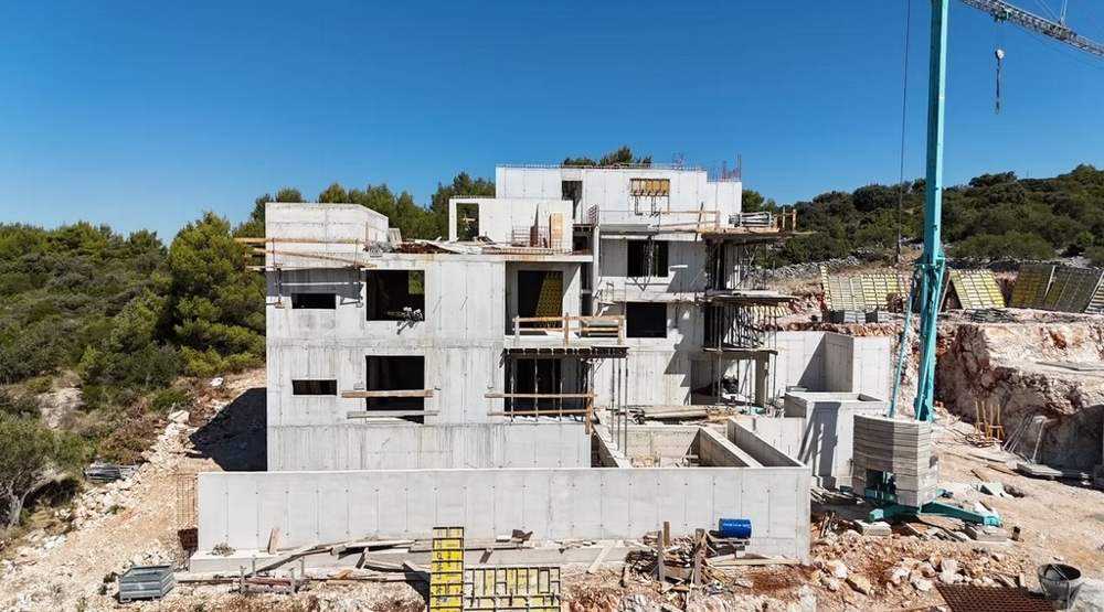Gros œuvre d'une construction neuve en Croatie avec grue