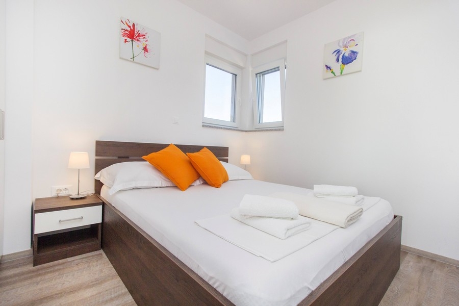 Chambre lumineuse avec lit double et tables de chevet