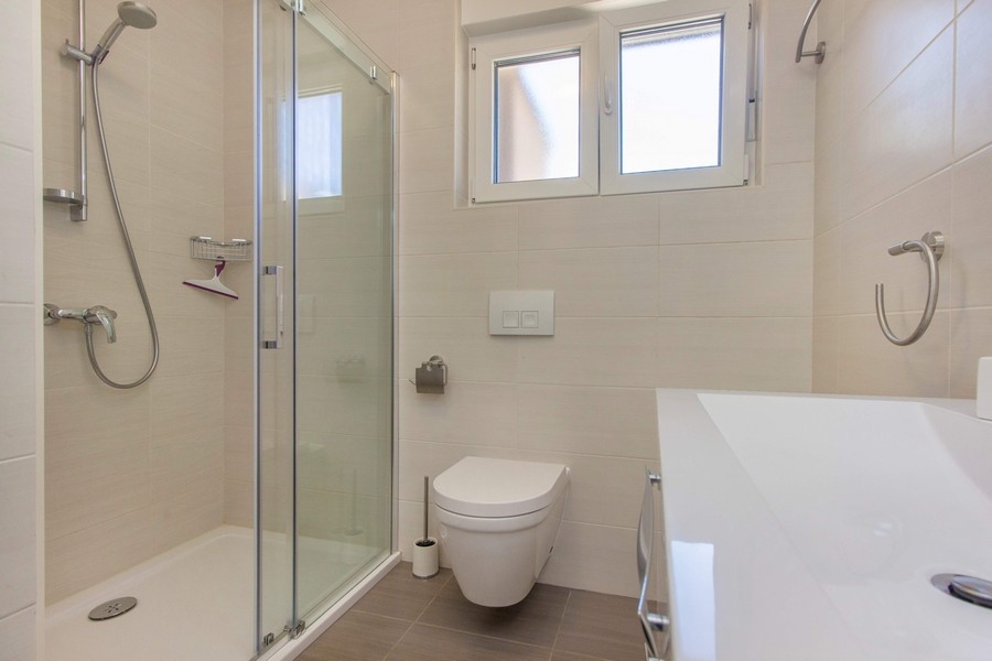 Salle de bains moderne avec douche, WC et lavabo
