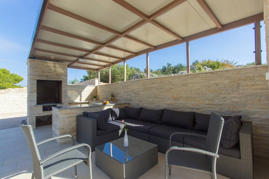Terrasse couverte avec lounge et barbecue maçonné