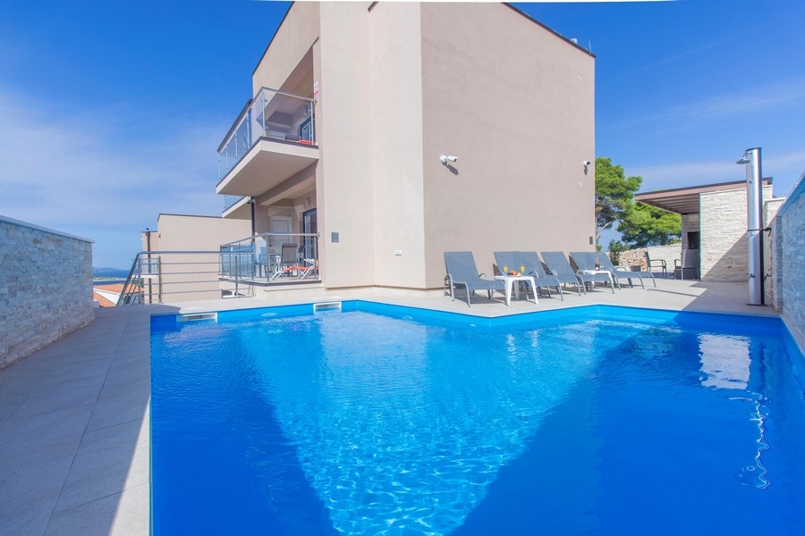 Piscine moderne avec solarium devant la villa H3715