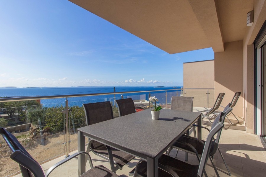 Terrasse avec table à manger et vue mer - bien H3715