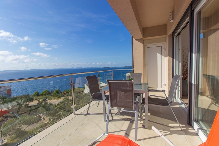 Balcon avec mobilier de salon et vue panoramique sur l'Adriatique