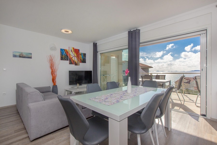 Salle à manger avec grande fenêtre et vue mer