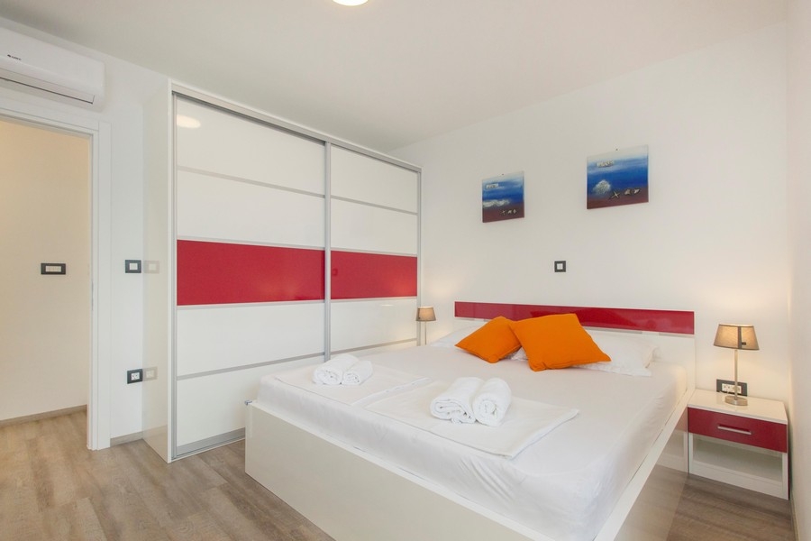 Chambre avec lit double et placard encastré