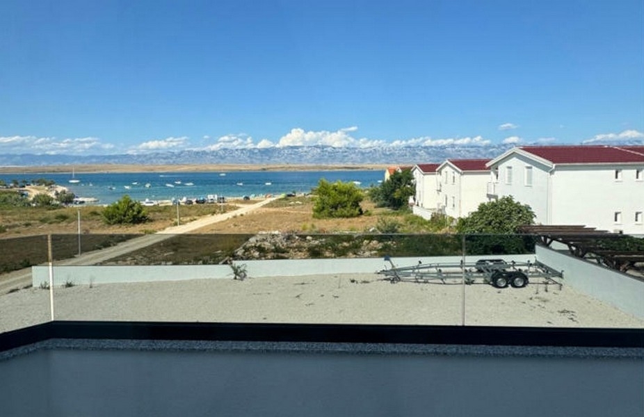 Vue de la terrasse sur la baie peu profonde jusqu'au Velebit