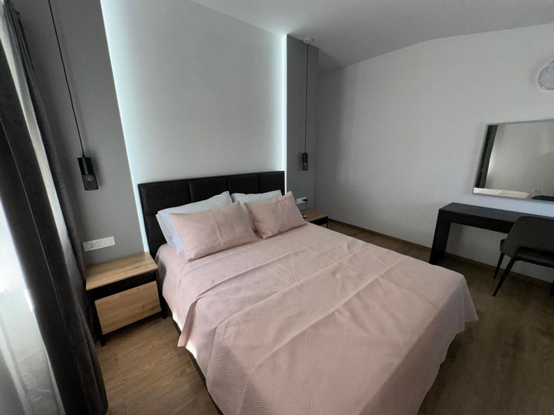 Chambre avec lit double et tables de chevet