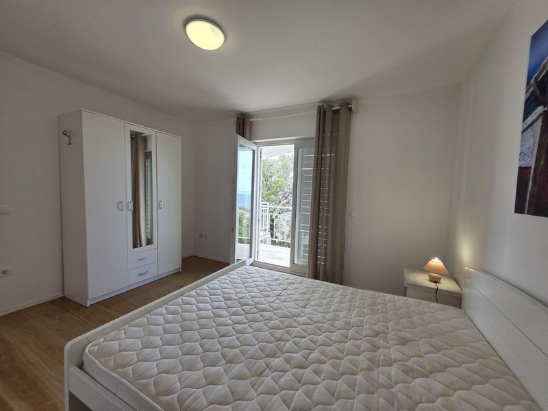 Chambre avec lit double et accès au balcon