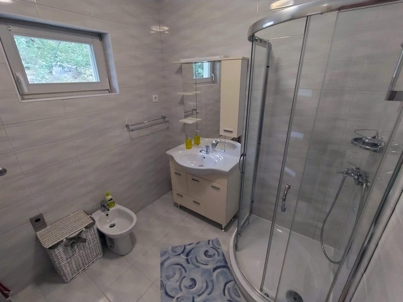 Salle de bains moderne avec douche et bidet
