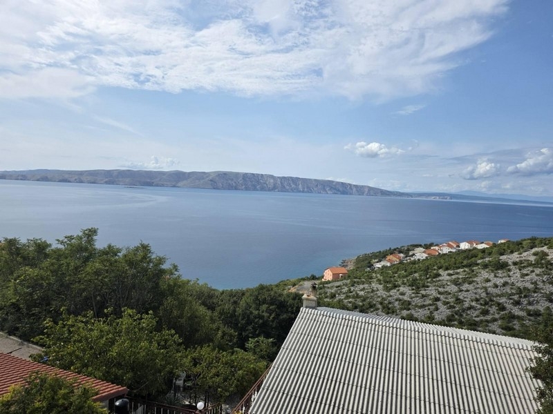 Vue panoramique sur la mer et la côte depuis la terrasse