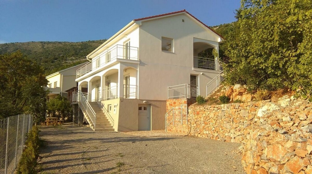 Maison bien entretenue près de la mer à vendre en Croatie.