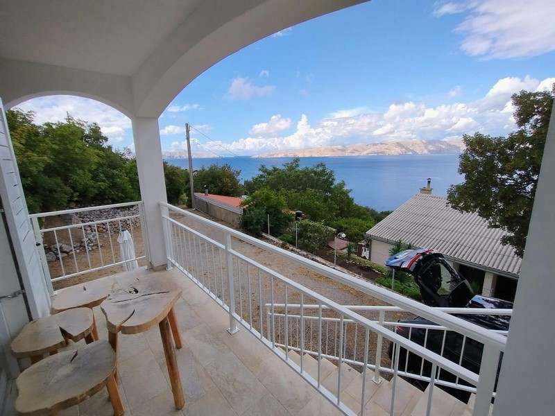 Terrasse couverte avec vue sur la mer