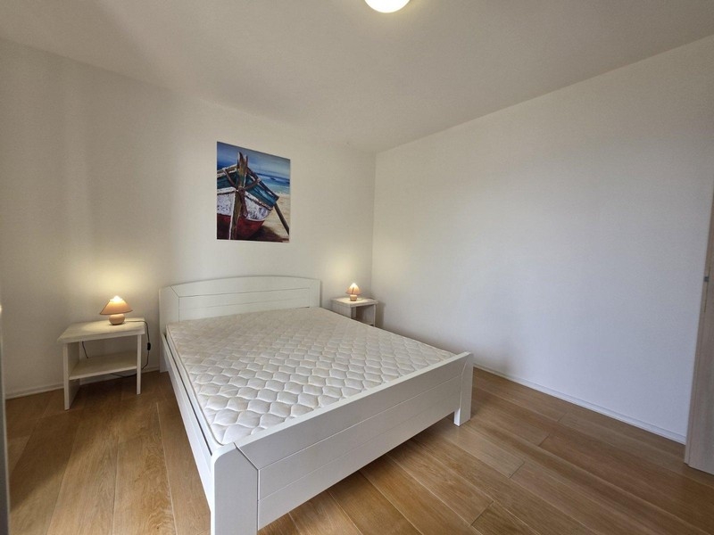 Chambre avec lit double et aménagement simple