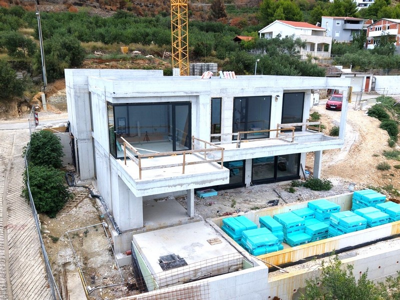 Villa moderne avec piscine en gros œuvre - à vendre près d'Omis.