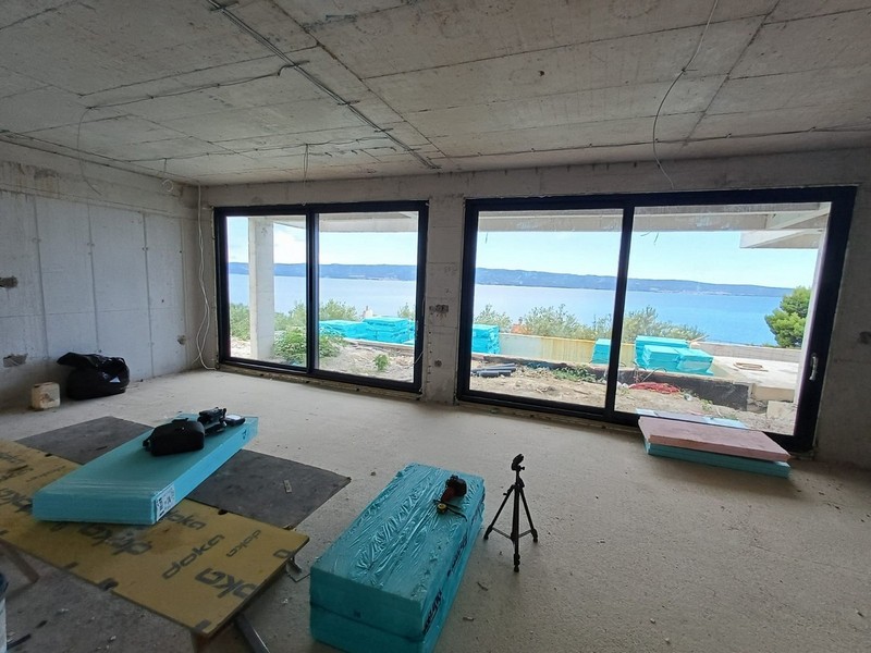 Séjour en construction avec fenêtres panoramiques