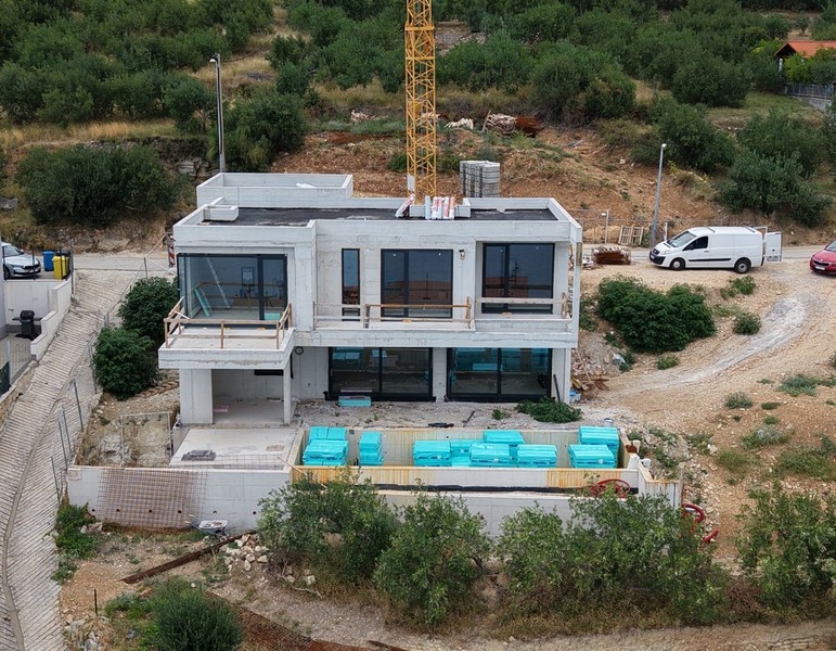 Villa neuve avec piscine en construction vue du ciel