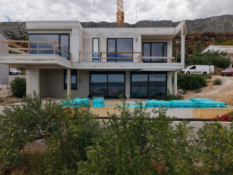 Vue de face de la villa moderne H3719 en construction