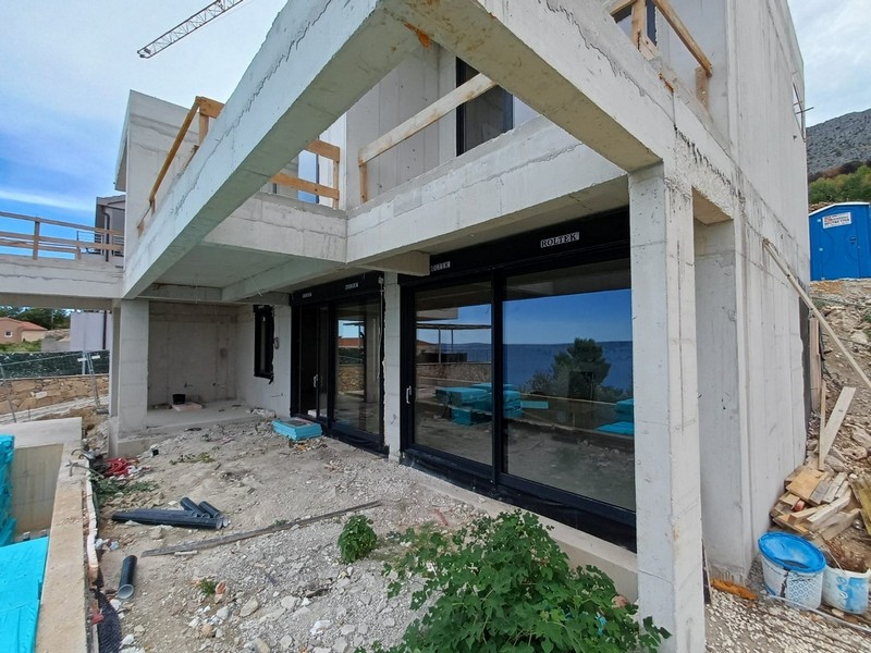 Rez-de-chaussée avec grandes façades vitrées en construction