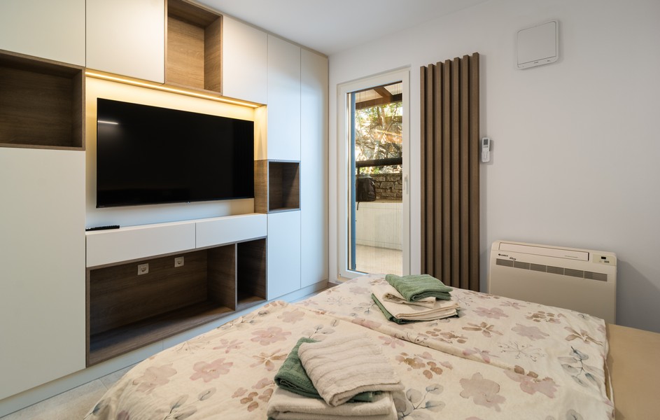 Chambre d'amis avec lit double et placard encastré