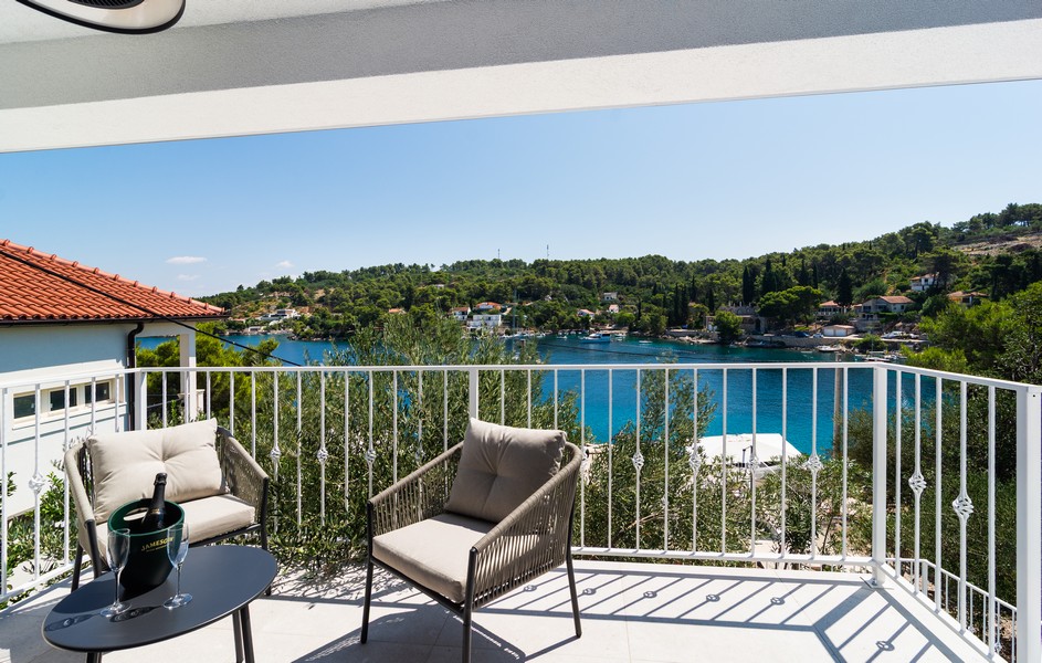 Maison pieds dans l'eau à vendre sur Solta, Dalmatie.