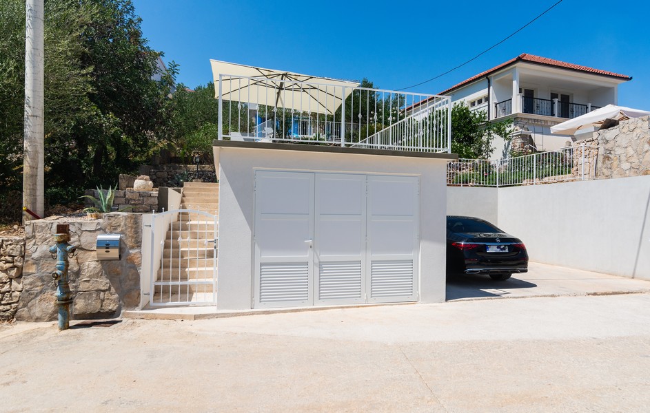 Vue de la maison avec place de stationnement et escalier extérieur sur l'île de Solta