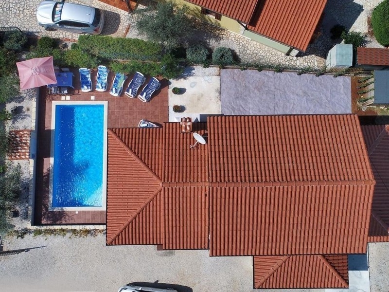 Vue du dessus : maison avec piscine, à vendre en Istrie.