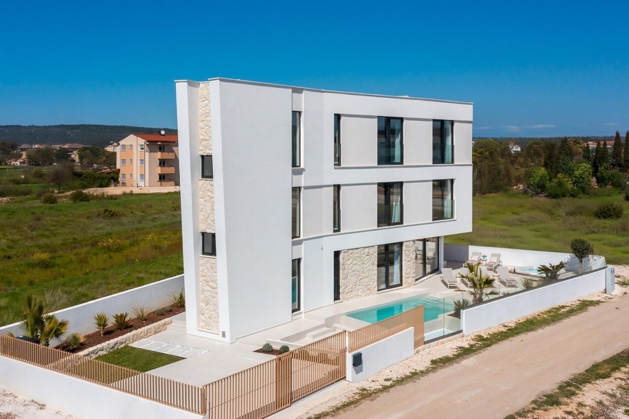 Villa sur trois niveaux avec bandeau en pierre naturelle et piscine vue du dessus