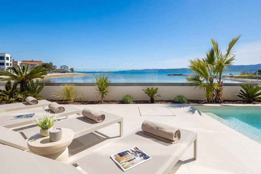 Terrasse avec bains de soleil modernes.