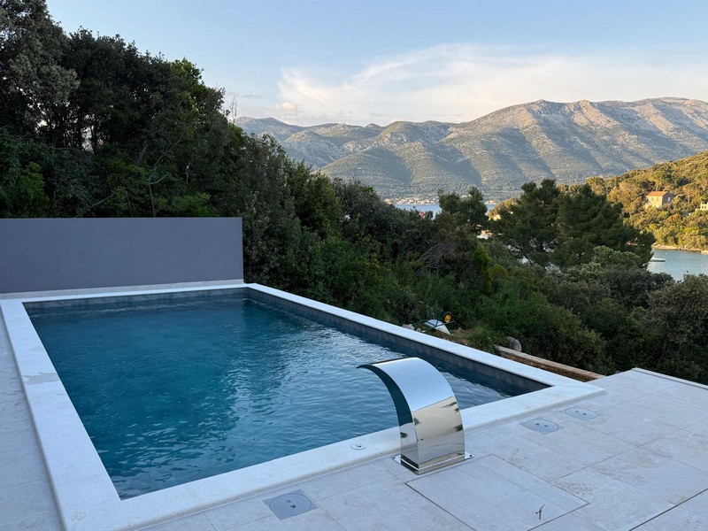 Piscine à débordement de la villa H3727 sur Korcula, Dalmatie.