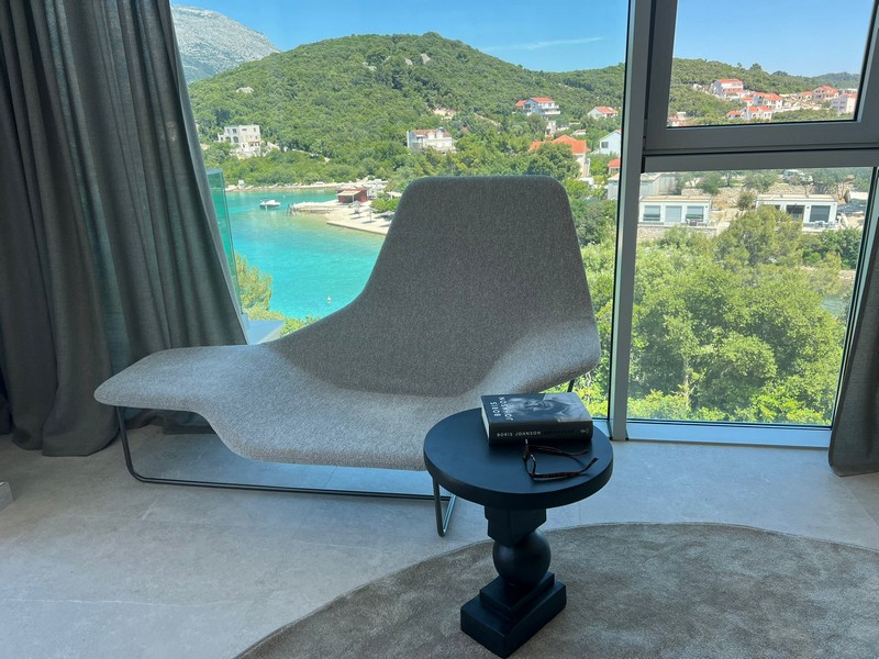 Lounge avec vue mer.