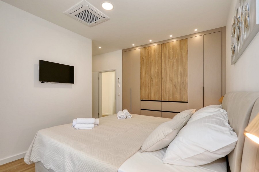 Chambre avec TV au mur