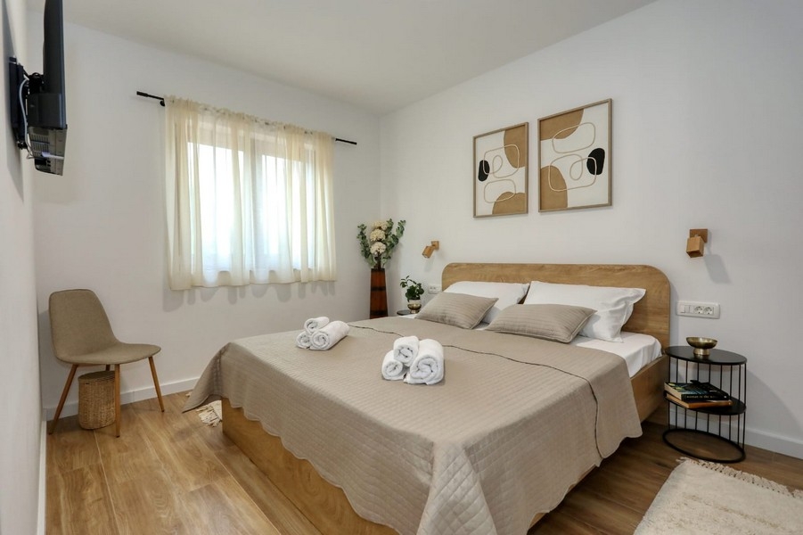 Chambre moderne avec lit double