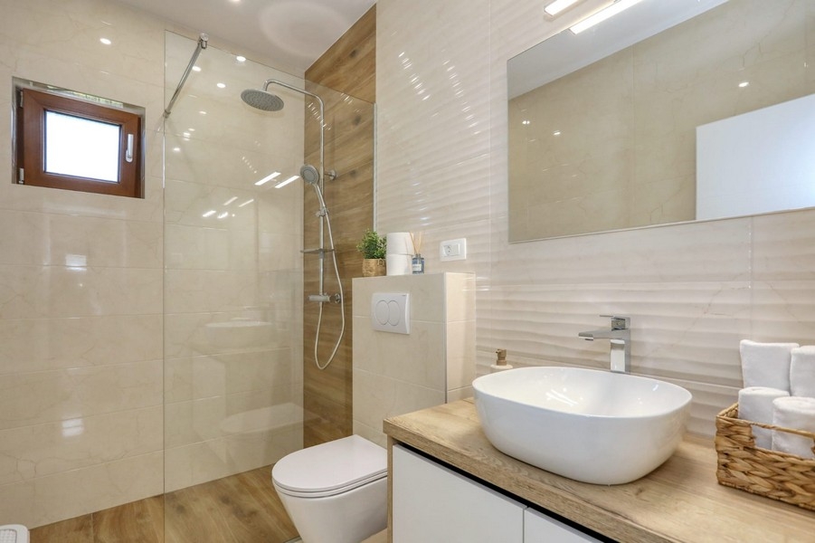 Salle de bains avec douche à l'italienne
