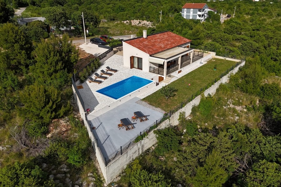 Vue aérienne du terrain et de la piscine
