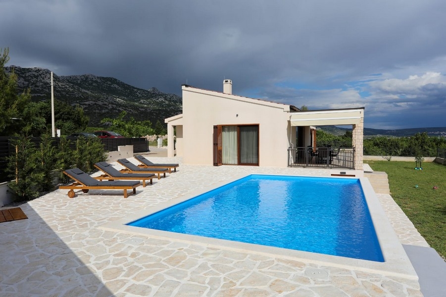 Bungalow avec piscine à vendre en Croatie.