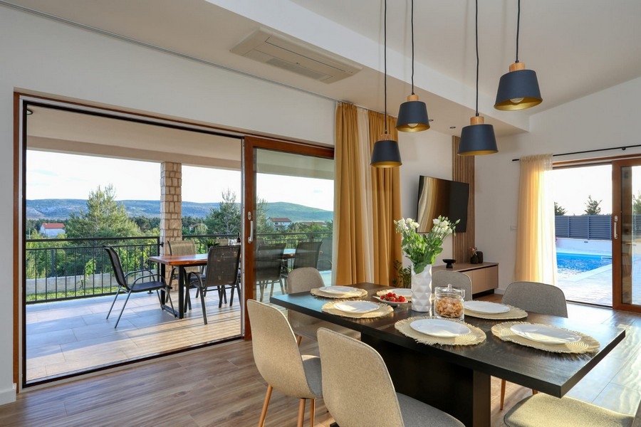 Coin repas et accès à la terrasse.