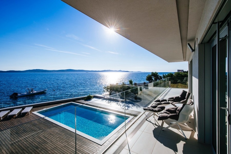 Vue mer panoramique depuis le rez-de-chaussée de la villa H3729 près de Zadar en Croatie.