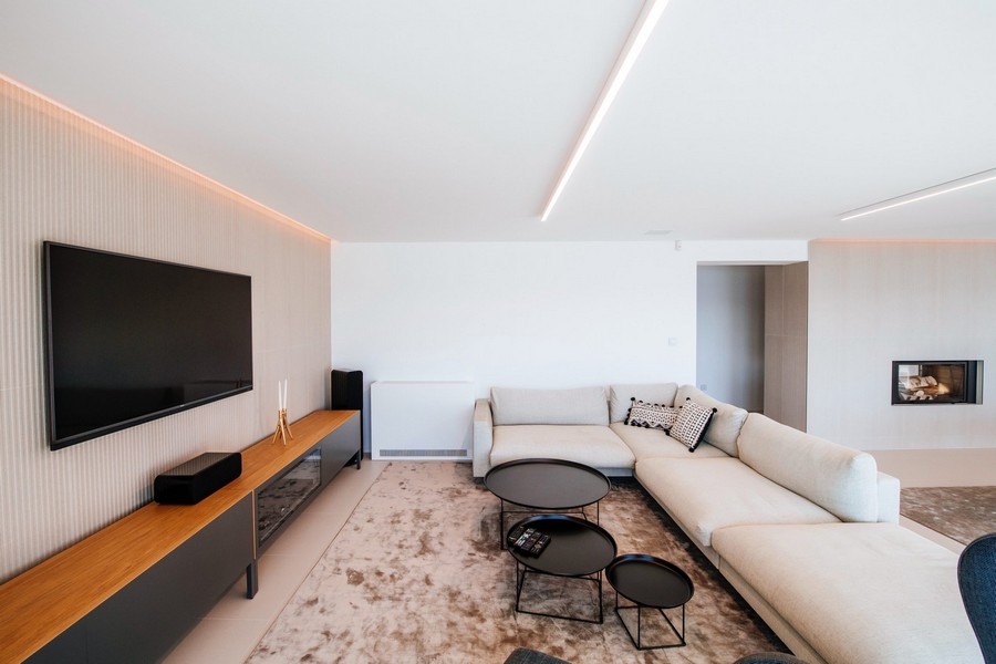 Séjour luxueux avec mobilier élégant et design épuré.