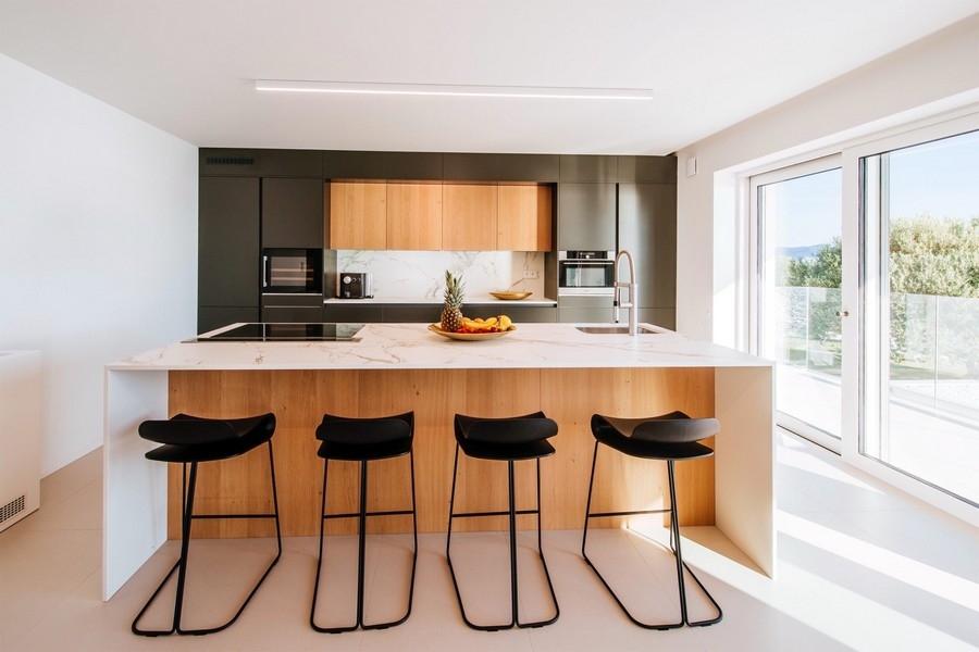 Cuisine moderne avec îlot de cuisson.