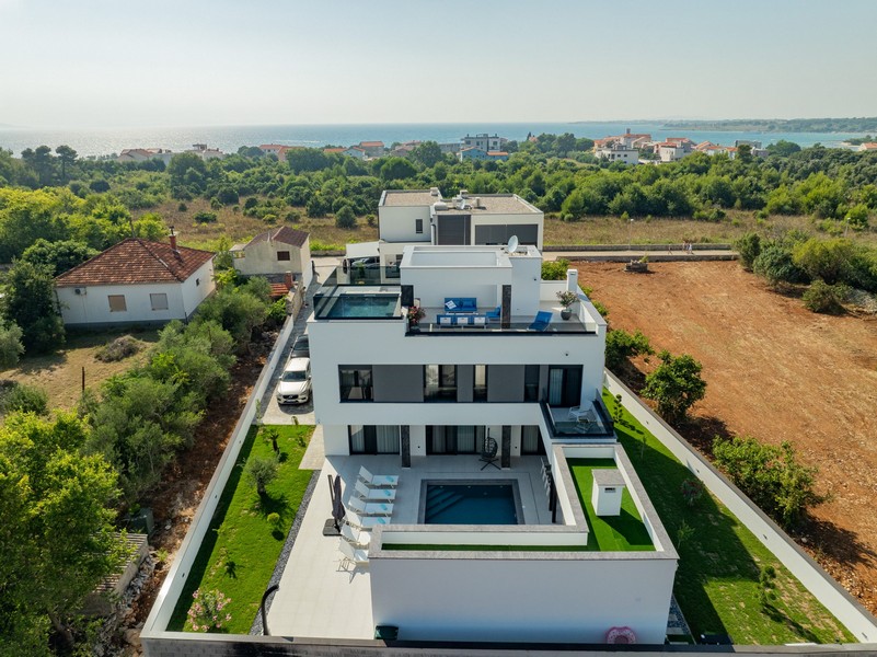 Villa avec piscine et toit-terrasse vue du ciel