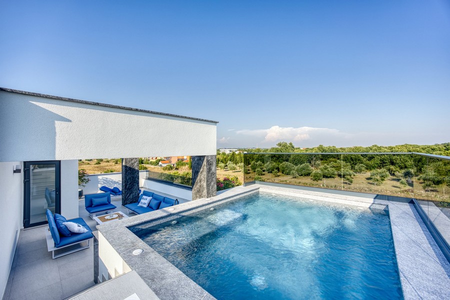 Toit-terrasse avec piscine privée à vendre dans la région de Nin.