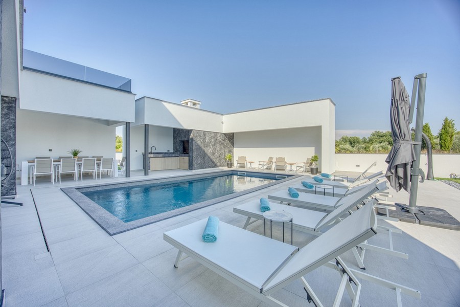 Piscine à l'extérieur de la villa H3731 en Croatie.