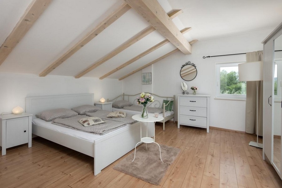 Grande chambre sous les combles avec coin salon