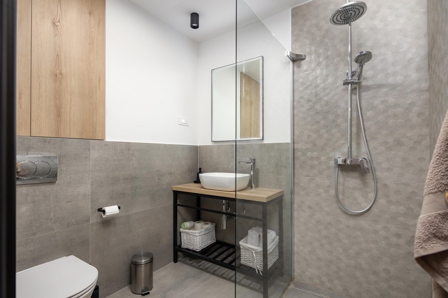 Salle de bains moderne avec douche et lavabo