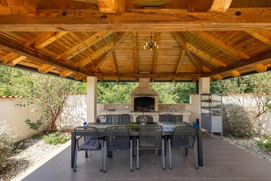 Barbecue avec terrasse couverte