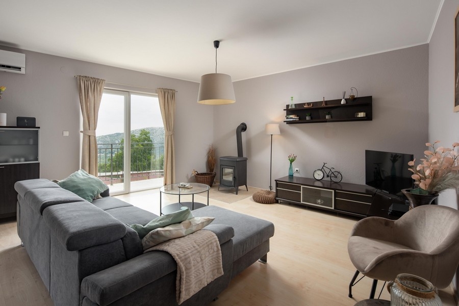 Séjour moderne avec accès au balcon et vue mer