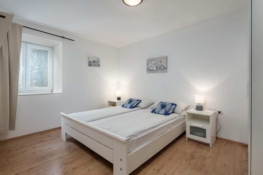 Chambre lumineuse avec lit double et parquet