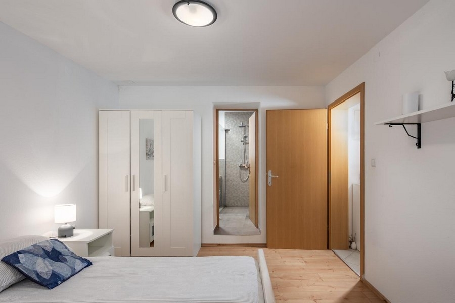 Chambre avec accès à la salle de bains